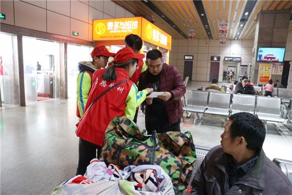 3为乘客提供咨询.jpg 3为乘客提供咨询.jpg