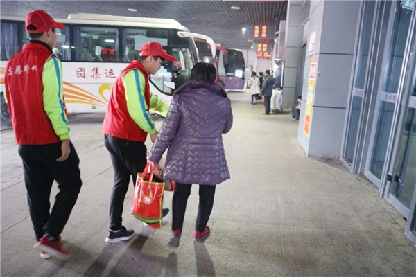 4帮助乘客搬行李.jpg 4帮助乘客搬行李.jpg