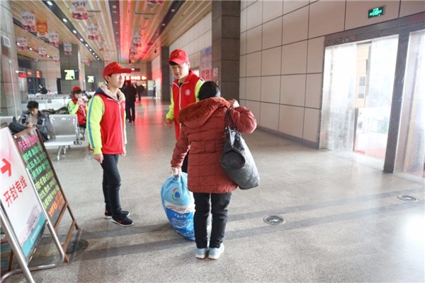 5帮助乘客搬行李.jpg 5帮助乘客搬行李.jpg