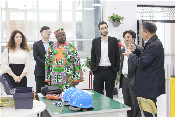 3考察团到访机器人实训室_副本.jpg 3考察团到访机器人实训室_副本.jpg