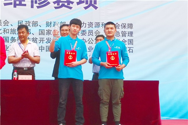 1选手张翰汛、李晓博获得国赛电气安装与维修赛项一等奖.jpg 1选手张翰汛、李晓博获得国赛电气安装与维修赛项一等奖.jpg