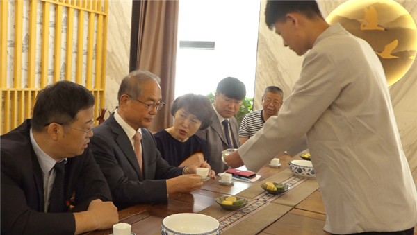 柳在元一行参观学校茶艺实训室.png 柳在元一行参观学校茶艺实训室.png