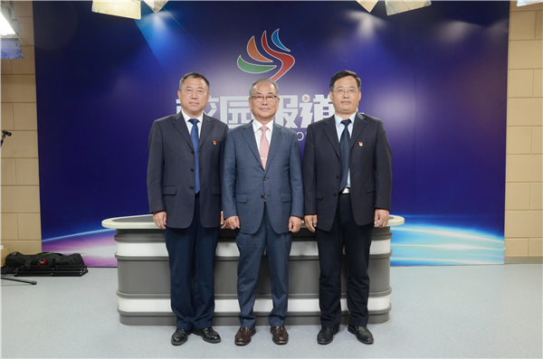 柳在元与郝延秋、李京辉合影留念.jpg 柳在元与郝延秋、李京辉合影留念.jpg