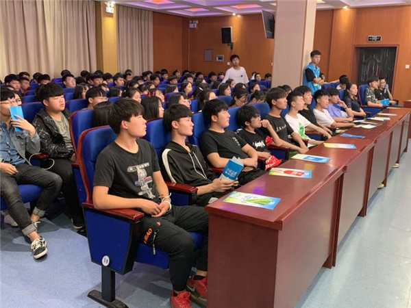 1学生认真聆听.jpg 1学生认真聆听.jpg