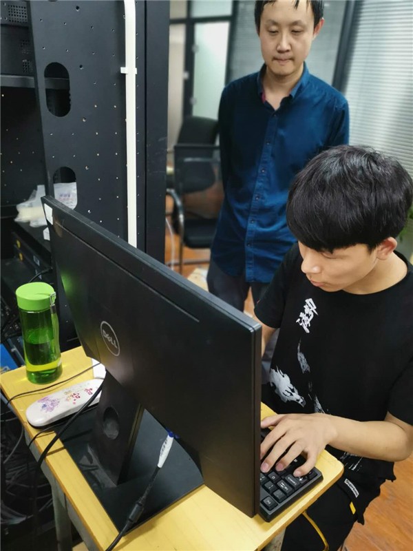 冯皓老师和选手马佳胜在日常训练中.jpg 冯皓老师和选手马佳胜在日常训练中.jpg