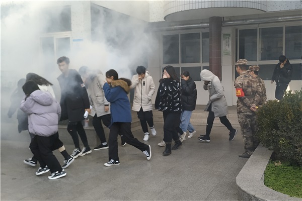 学生有序撤离.jpg 学生有序撤离.jpg