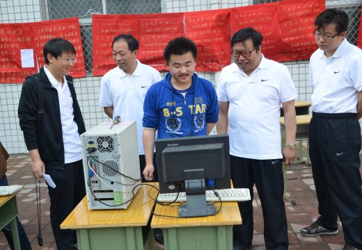 学校领导深入赛场与教师、学生交流