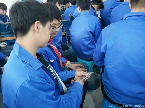 学生认真学习.jpg