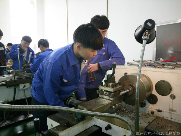 学生开车床.jpg