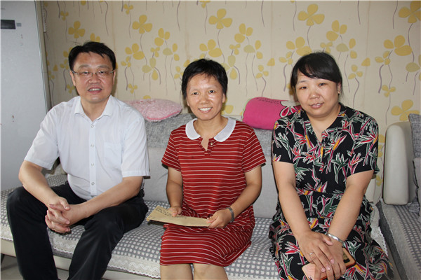 看望困难党员周霞.JPG