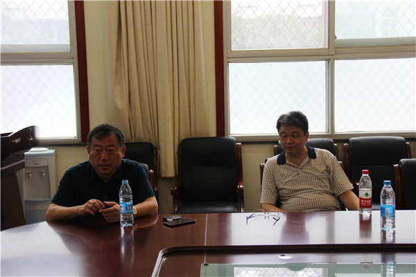 2.校长李京辉、党委书记张凯向军转干部表示慰问.JPG