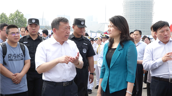 2李京辉校长为省领导介绍职业教育发展.png