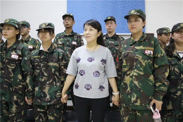 政教处张丽君主任和同学们在一起互动.jpg