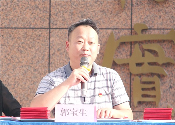 7工会郭宝生主席宣读优秀班干部名单.jpg