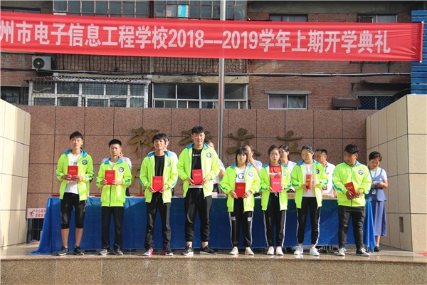 10-3文明学生、社会实践先进个人代表领奖.JPG