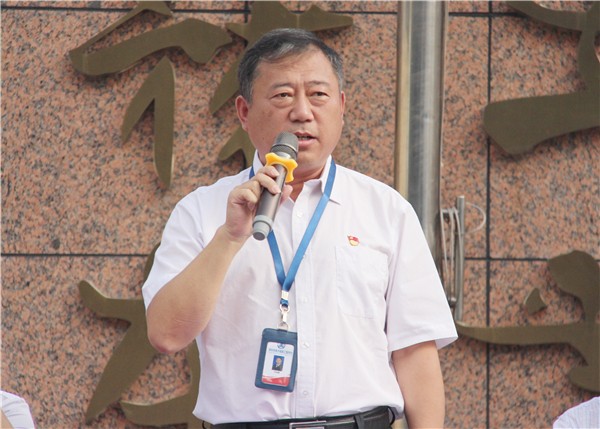 12李京辉校长用三个故事开启“开学第一课”.jpg