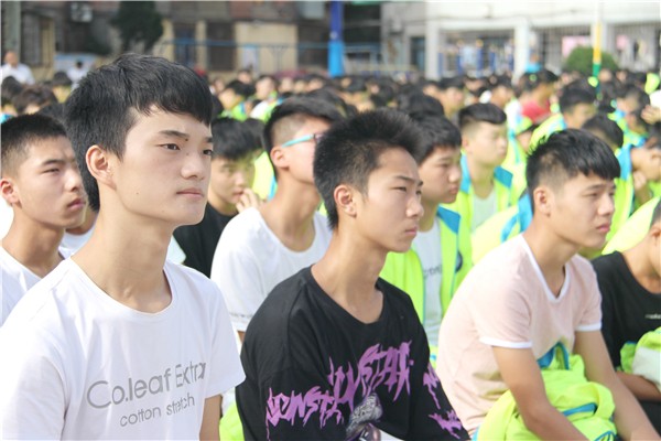 13学子们认真聆听.jpg