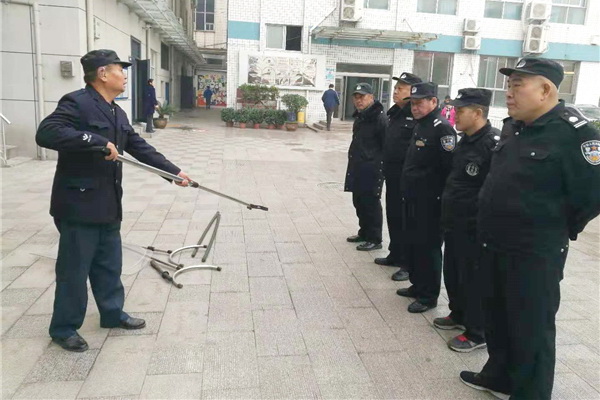 时队长讲解防爆器材使用方法1.jpg