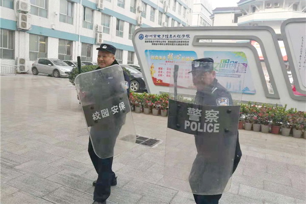 安保人员进行练习.jpg