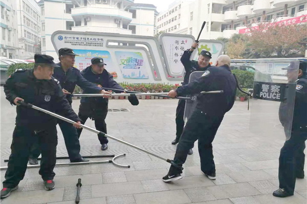 安保人员进行模拟演习.jpg