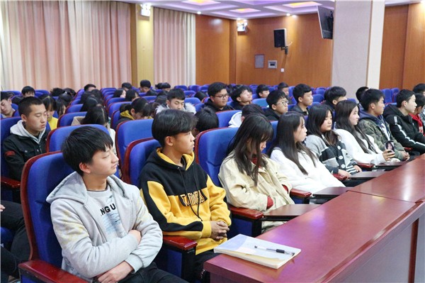 入团积极分子认真听讲.JPG