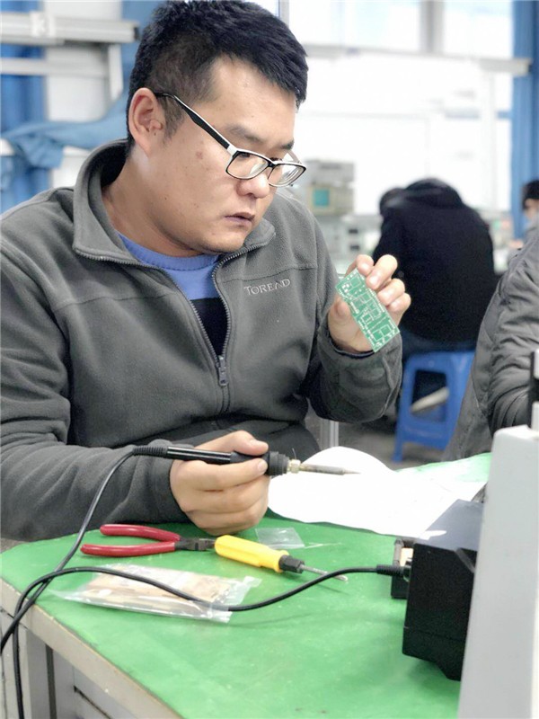 陈文龙老师仔细研究电路板.jpg