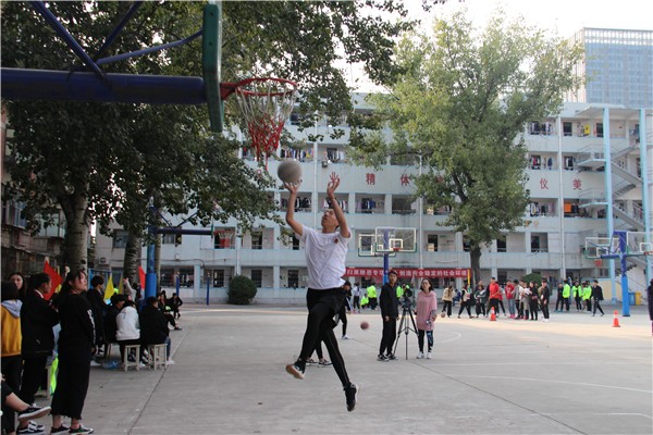 16 篮球.JPG