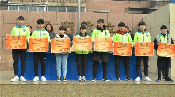 4学生接受颁奖.jpg
