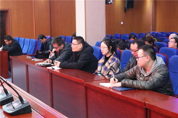 2班主任们认真学习.jpg