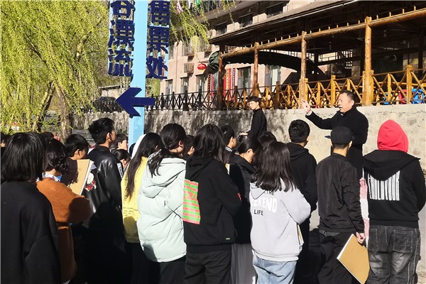 李京辉校长鼓励学生们在写生中提升个人水平.jpg
