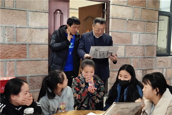 李京辉校长观看学生写生作品.jpg