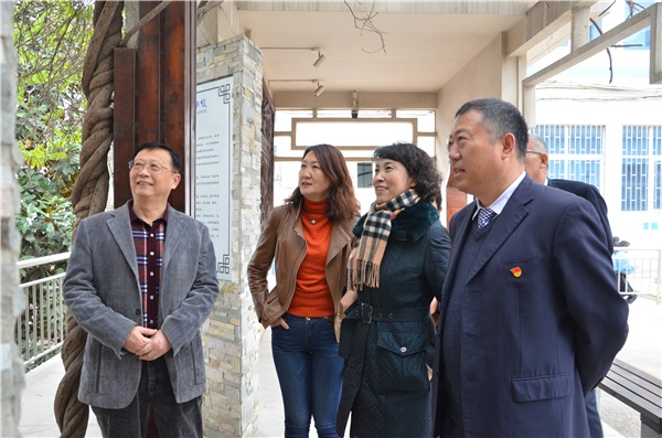 7 督导组参观校史长廊.JPG