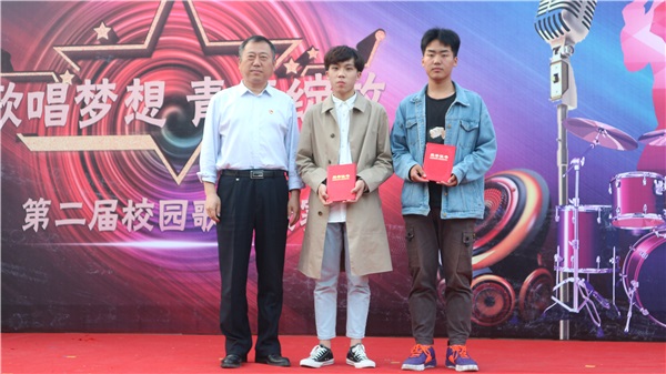 李京辉校长为一等奖选手颁奖.JPG