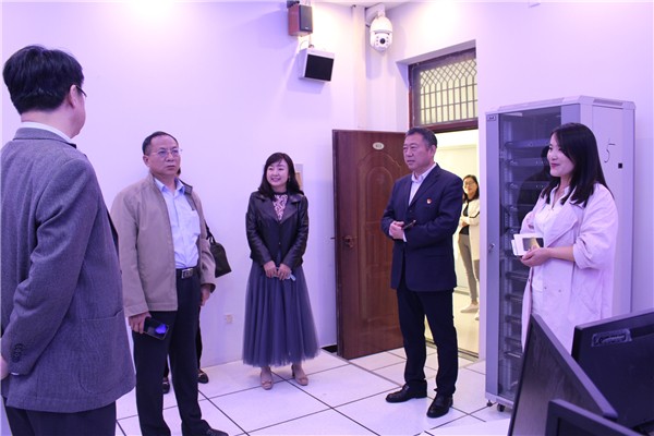 12走访红亚科技实训室.JPG