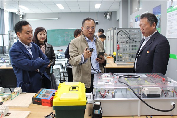 12走访施耐德电气实训室.JPG