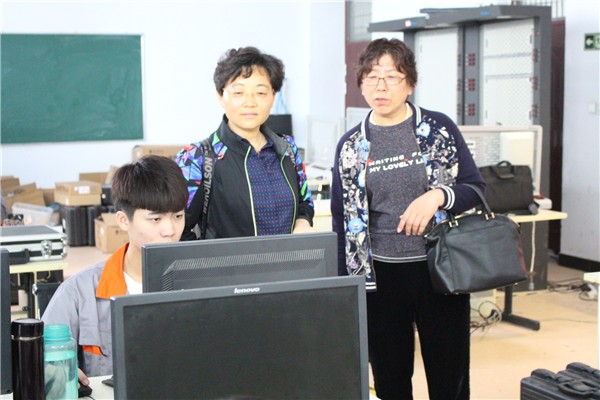 12走访物联网实训室.JPG