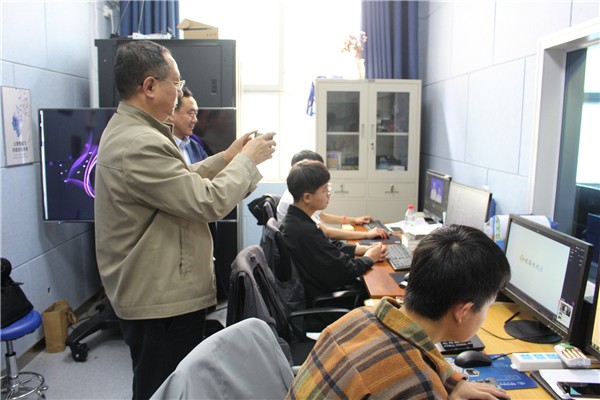 11走访校园电视台.JPG
