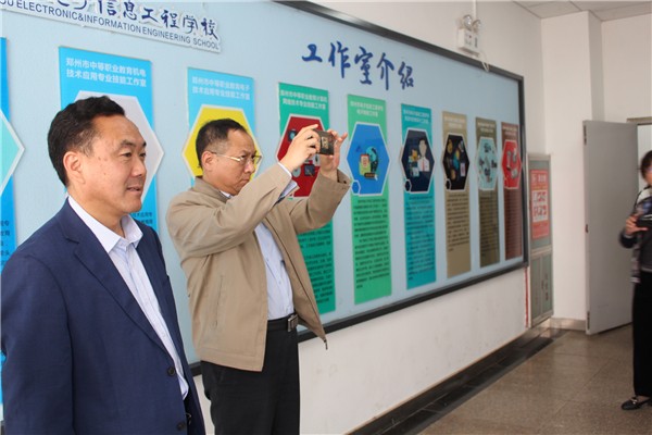 13浏览校园文化建设.JPG