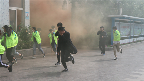 1学生们在消防演练中紧急疏散.JPG