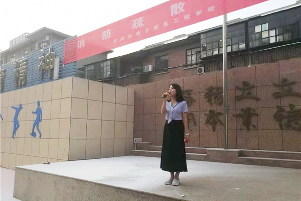 政教处张丽君主任讲秋季消防安全.jpg