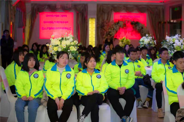 参与签约的学生.jpg