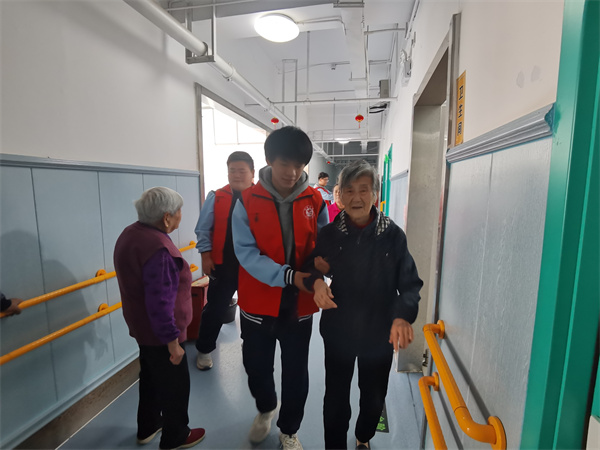 志愿者陪老人散步.jpg