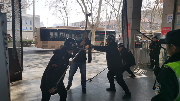 图为正在进行反恐演练.jpg