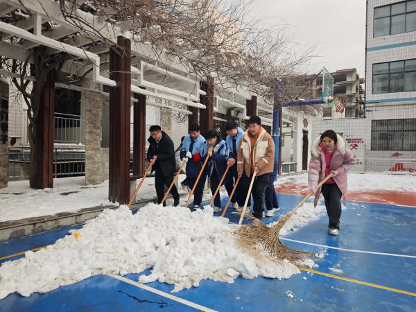 党员干部与老师及值周学生一起清理积雪 (2).jpg