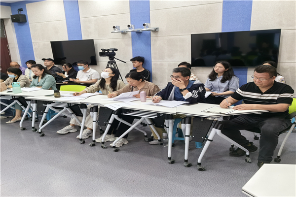 评委及听课教师认真聆听.jpg 评委及听课教师认真聆听.jpg
