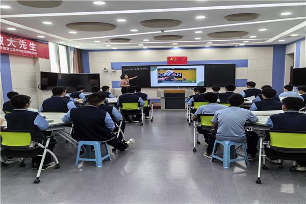 示范教师展现扎实教学功底.jpg 示范教师展现扎实教学功底.jpg